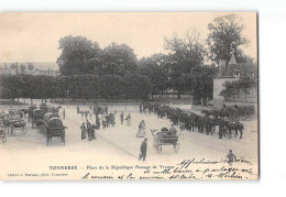 TONNERRE - Place De La République - Passage De Troupe - Très Bon état - Tonnerre