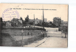 LES VALLEES - Le Passage à Niveau Et La Rue Henri Litolff à Vol D'oiseau - Très Bon état - Altri & Non Classificati