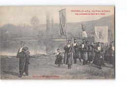 VETHEUIL - Les Frères De Charité - Une Procession Au Bord De La Seine - Très Bon état - Vetheuil