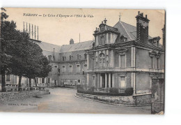 VIERZON - La Caisse D'Epargne Et L'Hôtel De Ville - Très Bon état - Vierzon