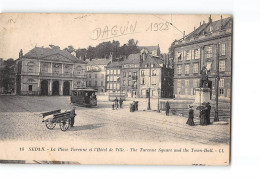 SEDAN - La Place Turenne Et L'Hôtel De Ville - état - Sedan