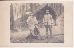 MILITARIA -  CARTE-PHOTO - MILITAIRE DU 2 EME REGIMENT - POSTE CABANE DE FORTUNE DANS LES BOIS - War 1914-18