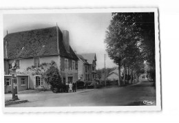 MASSERET - L'Hôtel Des Voyageurs Et Route De Limoges - Très Bon état - Altri & Non Classificati