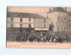 MAYENNE : Place Des Halles, Le Marché Aux Oeufs, Beurre Et Volailles - état - Mayenne