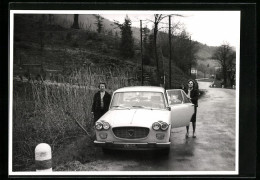 Foto-AK Lancia Auto Am Strassenrand, Daneben Zwei Frauen, Kfz-Kennzeichen 876613-Mi  - PKW