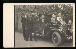 Foto-AK Opel Auto Mit Drei Jungen Männern Und Drei Kindern  - Voitures De Tourisme