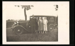 Foto-AK Horch Auto Auf Einem Feldweg, Daneben Der Besitzer Und Zwei Frauen  - PKW