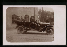 Foto-AK Auto Mit Vier Herren Auf Der Strasse  - Passenger Cars