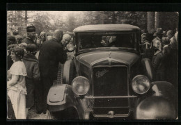 Foto-AK Auto Praga An Einem Waldstück, Daneben Menschenmenge  - Passenger Cars