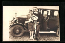 Foto-AK Auto Auf Einem Wiesenstück, Daneben Hochzeitspaar 1929  - Voitures De Tourisme