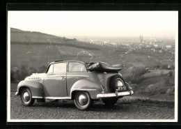 Foto-AK Opel Auto An Einer Landstrasse, Im Hintergrund Ortschaft  - PKW