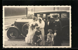 Foto-AK Auto, Davor Ein Brautpaar, Blumenmädchen Und Matrose  - Passenger Cars