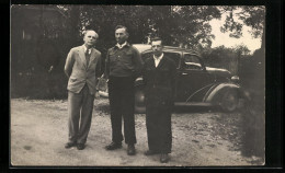 Foto-AK Auto, Drei Männer, Erinnerung An Die Gefangenschaft 1944-1948  - PKW