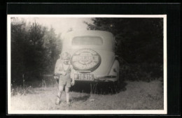 Foto-AK Auto Der Fahrschule Neudegger, Davor Ein Kleinkind  - Voitures De Tourisme