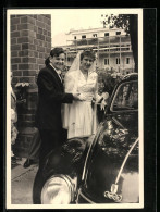 Foto-AK Autounion Auto, Glückliches Brautpaar  - Passenger Cars
