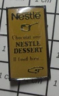 515A Pin's Pins / Rare & Belle Qualité !!! ALIMENTATION / NESTLE POUR DESSERT CHOCOLAT NOIR - Food