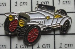 912B Pin's Pins / Beau Et Rare / AUTOMOBILES / VIEUX TACOT BLANC ROUES ROUGES  ANNEES 1920 - Otros & Sin Clasificación