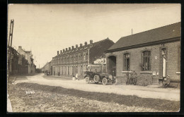 Foto-AK Auto Vor Militärischem Gebäude, Davor Soldaten  - War 1914-18