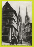 29 QUIMPER Rue Kéréon Et La Cathédrale Rue Animée DRESSOIR Auto Citroën Ancienne En 1951 - Quimper