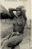 Jeune Fille Saussai Seins Nus - Sénégal