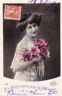 Carte Fantaisie - Les Fleurs Sont Le Gage De L Affection - Femme Aux Bouquet De Roses - Autres & Non Classés