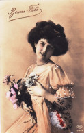 Carte Fantaisie  - BONNE FETE - 1911 - Femme Au Bouquet De Fleurs - Autres & Non Classés