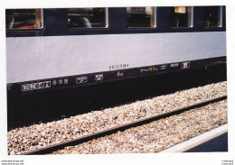 PHOTO TRAINS Wagon Ou Voiture Voyageurs SNCF Détail Marquage En 1990 - Trains