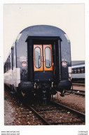 PHOTO TRAINS Wagon Ou Voiture Voyageurs De Train Corail SNCF En Bout Non Datée - Eisenbahnen