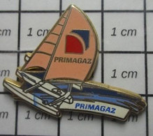 912B Pin's Pins / Beau Et Rare / SPORTS / VOILE TRIMARAN PRIMAGAZ Par STARPIN'S - Zeilen