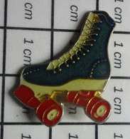 912B Pin's Pins / Beau Et Rare /  SPORTS / PATIN A ROULETTES ROLLERS TRICOLORES - Sonstige & Ohne Zuordnung