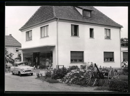 Foto-AK Hofheim /Ufr., Bekleidungshaus H. Voss, Gebäudeansicht Mit Auto, Ca. 1960  - Autres & Non Classés