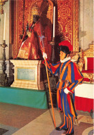 VATICAN - L'intérieur De La Basilique De St Pierre - Statue De St Pierre Et Un Garde Susise - Colorisé - Carte Postale - Vaticano