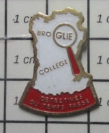 912B Pin's Pins / Beau Et Rare / ADMINISTRATIONS / COLLEGE BROGLIE LOUPE DETECTIVES DU TEMPS PASSE - Administraties