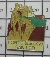912B Pin's Pins / Beau Et Rare / VILLES / CHATEAU FORT FORTE SAN LEO SEC XV 15e SIECLE - Ciudades