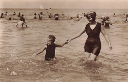 Femme Baigneuse & Enfant Baigneur * Carte Photo * Mode * Le Premier Bain * Maillot - Moda