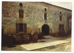 CPSM / CPM 10.5 X 15 Prestige CHARENTE   Foudres Futs Tonneaux Dans La Cour - Façade De Pierres - Poitou-Charentes