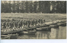 CPSM  8,2/8,6 X 13.8  L'armée Française Avant 1939  (24) Pont De Bâteaux - Characters