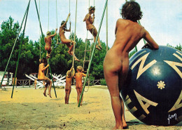 Nu Curiosa * Naturiste Naturisme * Montalivet Centre Hélio Marin Les Agrès * Enfants Femme Seins Nus Nude Nue érotique - Autres & Non Classés