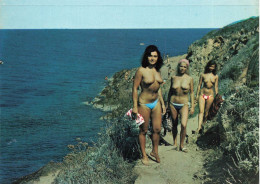 Nu Curiosa * Naturiste Naturisme * Ile Du Levant Hyères Chemin Des Grottes * Femme Seins Nus Nude Nue érotique érotisme - Hyeres