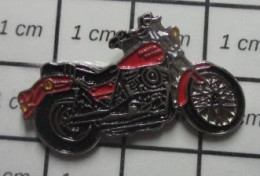 912c  Pin's Pins / Beau Et Rare / MOTOS / GROSSE MOTO ROUTIERE RETRO ROUGE PEUT ETRE HARLEY ? - Motorbikes