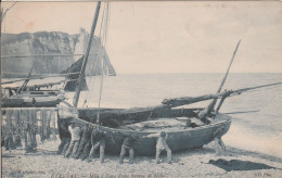 ETRETAT MISE A L'EAU D'UNE BARQUE DE PECHE TBE - Etretat