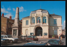 CPSM / CPM 10.5 X 15 Loire Atlantique ANCENIS L'Hôtel De Ville  Le Monument Aux Morts - Ancenis