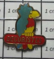 912B Pin's Pins / Beau Et Rare / ANIMAUX / PERROQUET BLEU JAUNE ROUGE DECORISTES - Animaux