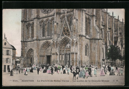 CPA Mantes, La Parvis De Notre-Dame, Le Sortie De La Grande Messe  - Autres & Non Classés