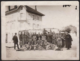 Photographie Militaria Soldats Militaires Voiture Bus Autobus Uniformes Hôtel Beau Séjour? à Situer  11,9 X 8,9 Cm - Krieg, Militär