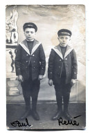 Carte Photo De Deux Petit Garcon élégant Dans Un Studio Photo Vers 1910 - Personnes Anonymes