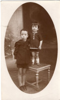 Carte Photo D'un Jeune Garcon Avec Un Petit Garcon Posant Dans Un Studio Photo En 1927 - Anonyme Personen