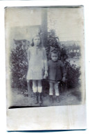 Carte Photo De Deux Petite Fille élégante A La Campagne Vers 1915 - Personnes Anonymes