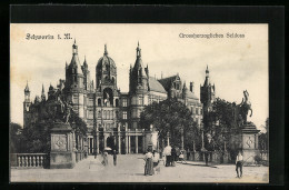 AK Schwerin, Grossherz. Schloss Mit Passanten  - Schwerin