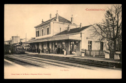 55 - COMMERCY - TRAIN EN GARE DE CHEMIN DE FER - VENDEUSES DE MADELEINES SUR LE QUAI - EDITEUR MAGASINS REUNIS - Commercy